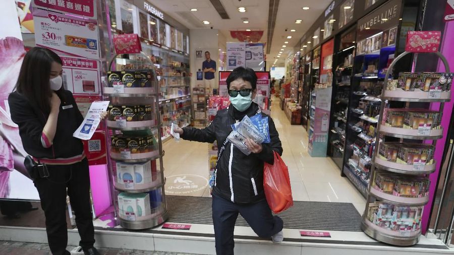 Antrean panjang warga yang hendak membeli masker terlihat di apotek maupun toko di Hong Kong. Mereka membeli masker agar terhindar dari virus corona.