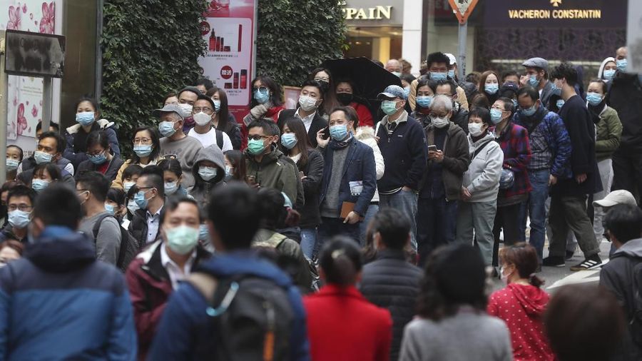 Orang-orang mengantri untuk membeli masker di sebuah toko kosmetik di Hong Kong. (AP Photo/Achmad Ibrahim)