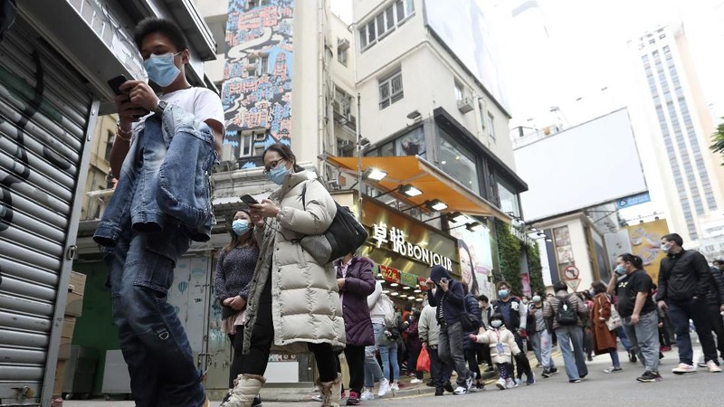 Antrean panjang warga yang hendak membeli masker terlihat di apotek maupun toko di Hong Kong. Mereka membeli masker agar terhindar dari virus corona.