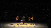 Usher tampil dalam penghormatan yang dilakukan LA Lakers terhadap Kobe Bryant. (AP Photo/Kelvin Kuo)