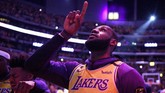 LeBron James saat mendengarkan lagu kebangsaan Amerika Serikat sebelum pertandingan dimulai. (AP Photo/Kelvin Kuo)