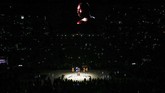 Video penghormatan untuk Kobe Bryant diputar di Staples Center pada laga LA Lakers lawan Portland Trail Blazers. (AP Photo/Ringo H.W. Chiu)