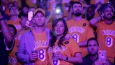 Kesedihan masih terlihat di wajah penggemar LA Lakers setelah hampir sepekan mendengar kabar kematian Kobe Bryant. (AP Photo/Ringo H.W. Chiu)