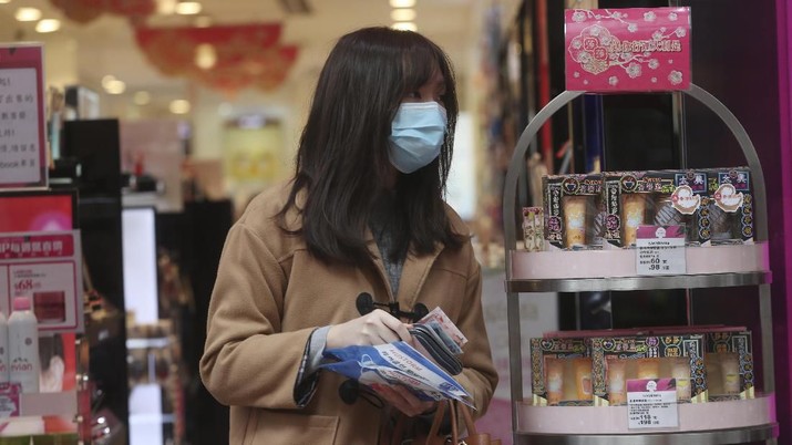 Orang-orang mengantri untuk membeli masker di sebuah toko kosmetik di Hong Kong. (AP Photo/Achmad Ibrahim)