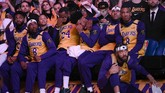 Reaksi pemain-pemain Lakers saat melihat video Kobe Bryant diputar sebelum pertandingan digelar. Kobe Bryant seringkali jadi pemain idola bagi para pemain NBA yang aktif saat ini. (AP Photo/Kelvin Kuo)