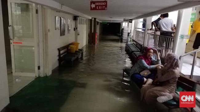 Lorong Rumah Sakit Islam Surabaya Sempat Diterjang Banjir - CNN Indonesia