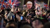 Meski demikian, suasana sempat panas ketika demonstran anti-Brexit memamerkan lukisan yang meledek Perdana Menteri Boris Johnson. (AFP Photo/Daniel Leal-Olivas)