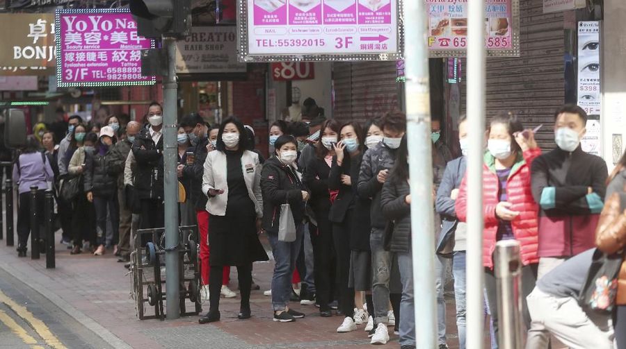 Antrean panjang warga yang hendak membeli masker terlihat di apotek maupun toko di Hong Kong. Mereka membeli masker agar terhindar dari virus corona.