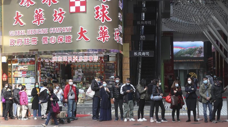 Antrean panjang warga yang hendak membeli masker terlihat di apotek maupun toko di Hong Kong. Mereka membeli masker agar terhindar dari virus corona.