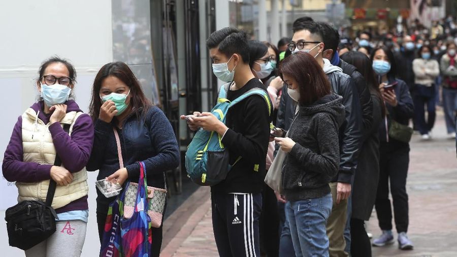 Orang-orang mengantri untuk membeli masker di sebuah toko kosmetik di Hong Kong. (AP Photo/Achmad Ibrahim)