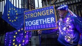 Meski diguyur hujan, mereka rela menanti selama 12 jam demi menjadi saksi momen yang dikenal dengan nama Brexit itu diumumkan tepat pukul 23.00 waktu setempat.(Jonathan Brady/PA via AP)