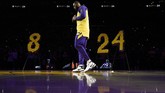 LeBron James sempat berbicara tentang Kobe Bryant sebelum laga dimulai. (AP Photo/Kelvin Kuo)