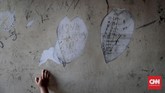 Papan tulis yang sudah hampir habis masa baktinya masih digunakan sebagai sarana belajar di Sekolah Marginal, Riau (CNNIndonesia/Safir Makki)