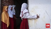 Meski masih jauh dari ideal, siswa Sekolah Marginal kini bisa bersandar ketika sekolahnya sudah memiliki tembok, bukan lagi berdinding kayu (CNNIndonesia/Safir Makki)