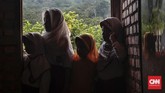 Melihat anak-anaknya tetap semangat belajar di kelas yang sederhana di Sekolah Marginal merupakan hal yang disyukuri para orang tua (CNNIndonesia/Safir Makki)