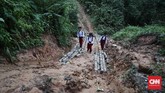 Jalan berkubang dan berlumpur tak melunturkan semangat belajar siswa Sekolah Marginal di Kampar, Riau meski tetap berharap pemerintah turun tangan (CNNIndonesia/Safir Makki)