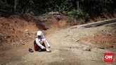 Namanya Rani Yunita. Harus melewati sungai untuk bisa sampai di Sekolah Marginal di Riau sehingga sepatunya sering basah dan tak nyaman dipakai saat belajar (CNNIndonesia/Safir Makki)