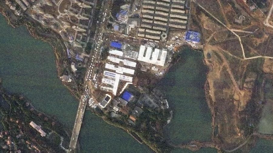 Rumah sakit yang mulai groundbreaking sejak 24 Januari 2020 itu ditargetkan dapat selesai pada 3 Februari 2020 dan bisa menerima pasien saat itu.
