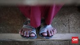 Tak semua siswa Sekolah Marginal di Riau memiliki perlengkapan sekolah yang ideal, mengenakan sandal saat belajar mengajar jadi hal yang biasa (CNNIndonesia/Safir Makki)