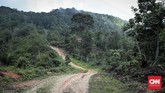 SDN 10 Dusun Sialang Harapan, Kampar, Riau atau Sekolah Marjinal berada di kawasan hutan terbuka dengan kontur jalanan bertanah. Jika hujan turun, siswa dan guru kesulitan menempuh perjalanan menuju sekolah (CNNIndonesia/Safir Makki)