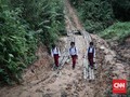 Lintas Jurang dan Malam Tanpa Listrik di Sekolah Marginal