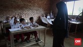Bangku dan meja yang sudah tua, lantai berdebu dan dinding yang telanjang adalah panorama yang harus ditelan oleh siswa dan guru Sekolah Marginal di Riau (CNNIndonesia/Safir Makki)