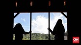 Jendela Sekolah Marginal tak berkaca. Hanya bolong begitu saja sehingga nyamuk wara-wiri mengganggu siswa yang tengah belajar di kelas (CNNIndonesia/Safir Makki)