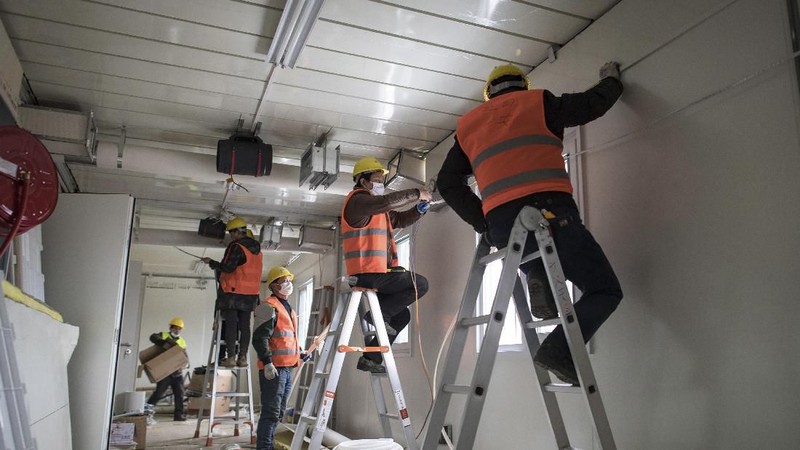 Rumah sakit yang mulai groundbreaking sejak 24 Januari 2020 itu ditargetkan dapat selesai pada 3 Februari 2020 dan bisa menerima pasien saat itu.