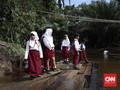 Berakit-rakit ke Sekolah, Basah dan Becek Kemudian