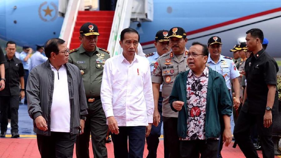 Presiden Joko Widodo tiba di Pangkalan TNI AU Halim Perdanakusuma, Jakarta, pada Minggu, 2 Februari 2020. (Biro Pers Sekretariat Presiden/Kris)