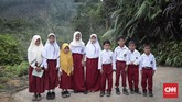 Siswa Sekolah Marginal di Riau adalah keluarga dalam keterbatasan. Hanya cita-cita yang membuat mereka tetap ingin menimba ilmu (CNNIndonesia/Safir Makki)