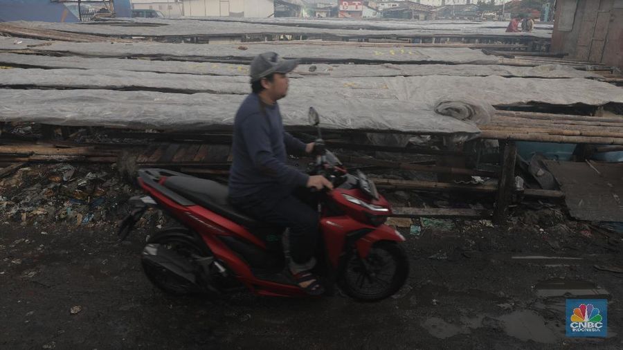 Musim hujan memengaruhi proses pengeringan ikan asin.