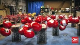 Boneka daruma juga melambangkan keseimbangan yang bakal tetap tegak walau dijatuhkan atau digoyangkan ke kiri dan ke kanan. Warna merah juga digunakan untuk menolak bala. (CNN Indonesia/Puput Tripeni Juniman)