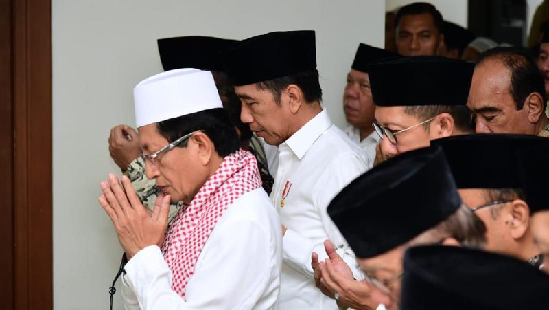 Presiden Jokowi Melayat Ke Rumah Duka Alm. Gus Sholah.