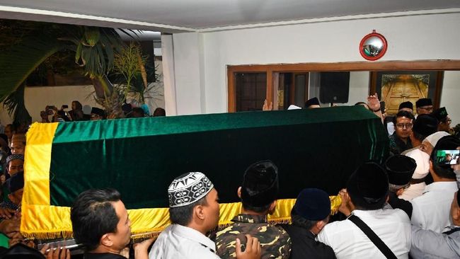 Para Pelayat di Rumah Duka Gus Solah Hingga Senin Dini Hari