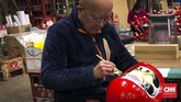 Boneka daruma berbentuk hampir bulat, tidak memiliki kaki dan tangan serta bagian dalam yang kosong. Produsen boneka daruma terbesar di Jepang ada di Kota Takasaki, Prefektur Gunma, Daimonya. (CNN Indonesia/Puput Tripeni Juniman)