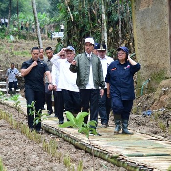 Intip Gaya Jokowi Blusukan Cek Bekas Lokasi Longsor di Bogor