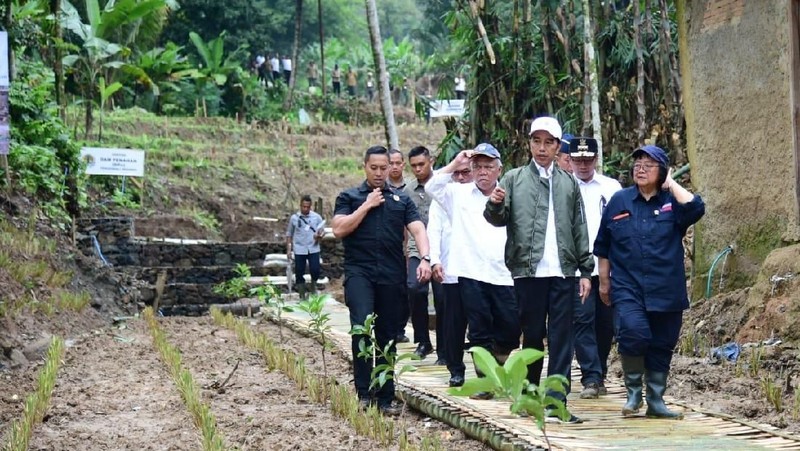 Presiden melihat bangunan dam penahan longsor dan pembuatan bronjong kawat di daerah yang sempat dilanda longsor pada awal Januari 2020 lalu.