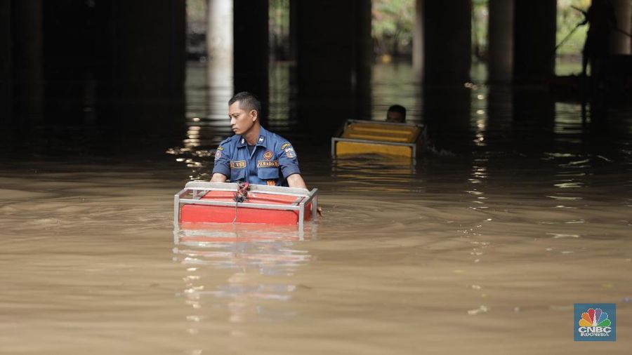 Underpass Kemayoran kembali terendam banjir. Ketinggian air diperkirakan mencapai 4 meter.