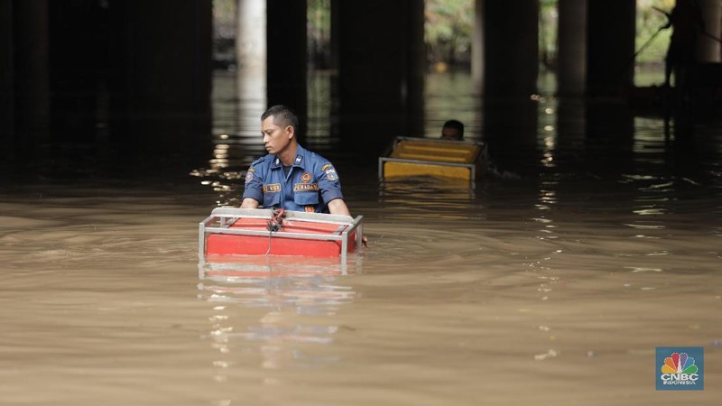 Underpass Kemayoran kembali terendam banjir. Ketinggian air diperkirakan mencapai 4 meter.