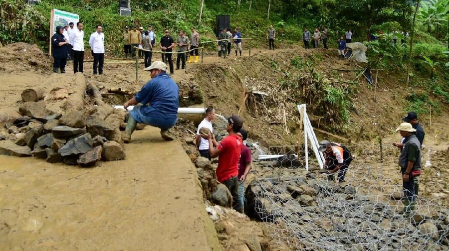 Presiden melihat bangunan dam penahan longsor dan pembuatan bronjong kawat di daerah yang sempat dilanda longsor pada awal Januari 2020 lalu.