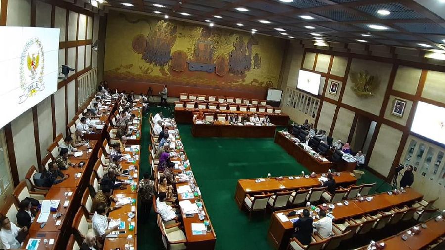 Sejumlah direksi perusahaan Badan Usaha Milik Negara (BUMN) bidang karya disentil para anggota Komisi VI DPR RI.