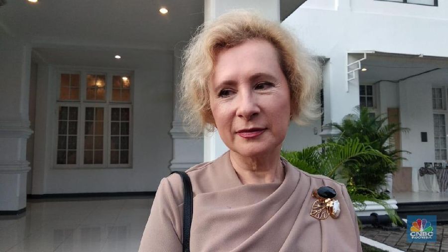 Simak penjelasan Lyudmila ketika ditemui di Galeri Nasional Indonesia, Jakarta Pusat, Senin (3/2/2020).
