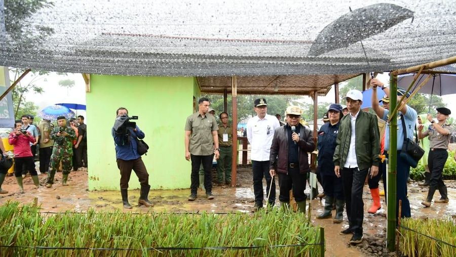 Presiden melihat bangunan dam penahan longsor dan pembuatan bronjong kawat di daerah yang sempat dilanda longsor pada awal Januari 2020 lalu.