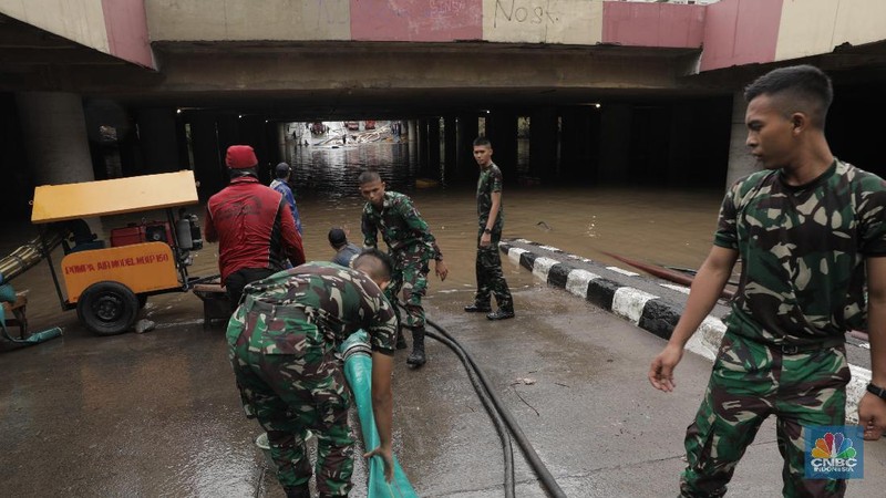 Underpass Kemayoran kembali terendam banjir. Ketinggian air diperkirakan mencapai 4 meter.