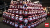 Pengrajin tradisional boneka daruma di Daimonya, Sumikazu Nakata melukis dua bagian penting dalam boneka daruma yakni alis mata yang menyimbolkan bangau dan kumis yang melambangkan kura-kura. (CNN Indonesia/Puput Tripeni Juniman)