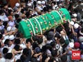 Ribuan Santri Berdesakan Antar Gus Sholah ke Pemakaman