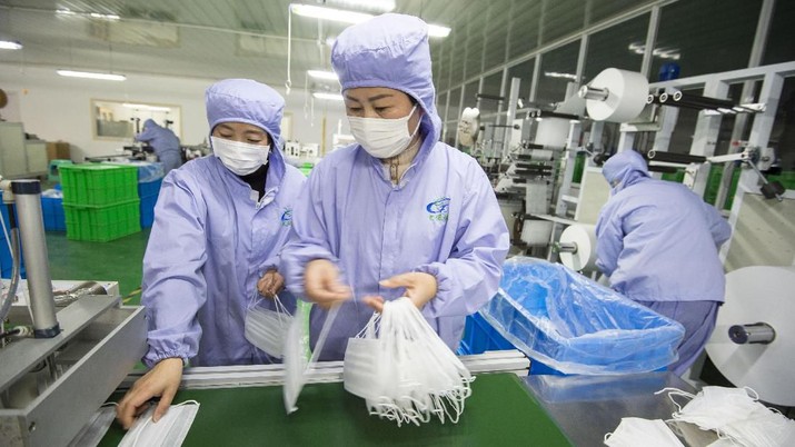 China Outbreak Workers assemble face masks on an emergency production line at a factory in Nantong in eastern China's Jiangsu Province, Saturday, Feb. 1, 2020. China's death toll from a new virus rose to 259 on Saturday and a World Health Organization official said other governments need to prepare for