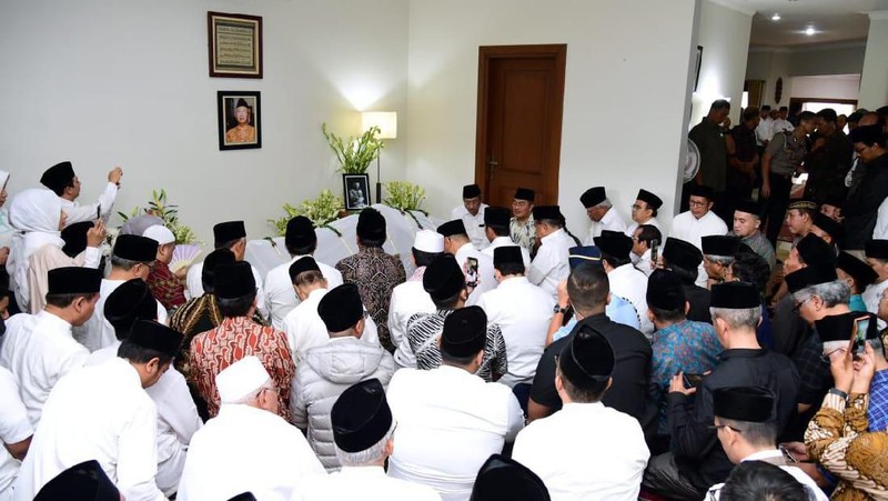 Presiden Jokowi Melayat Ke Rumah Duka Alm. Gus Sholah.