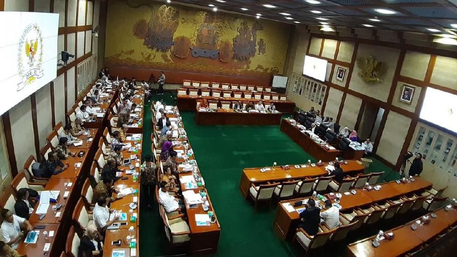 Pemerintah serahkan draf Omnibus Law Cilaka ke DPR hari ini.